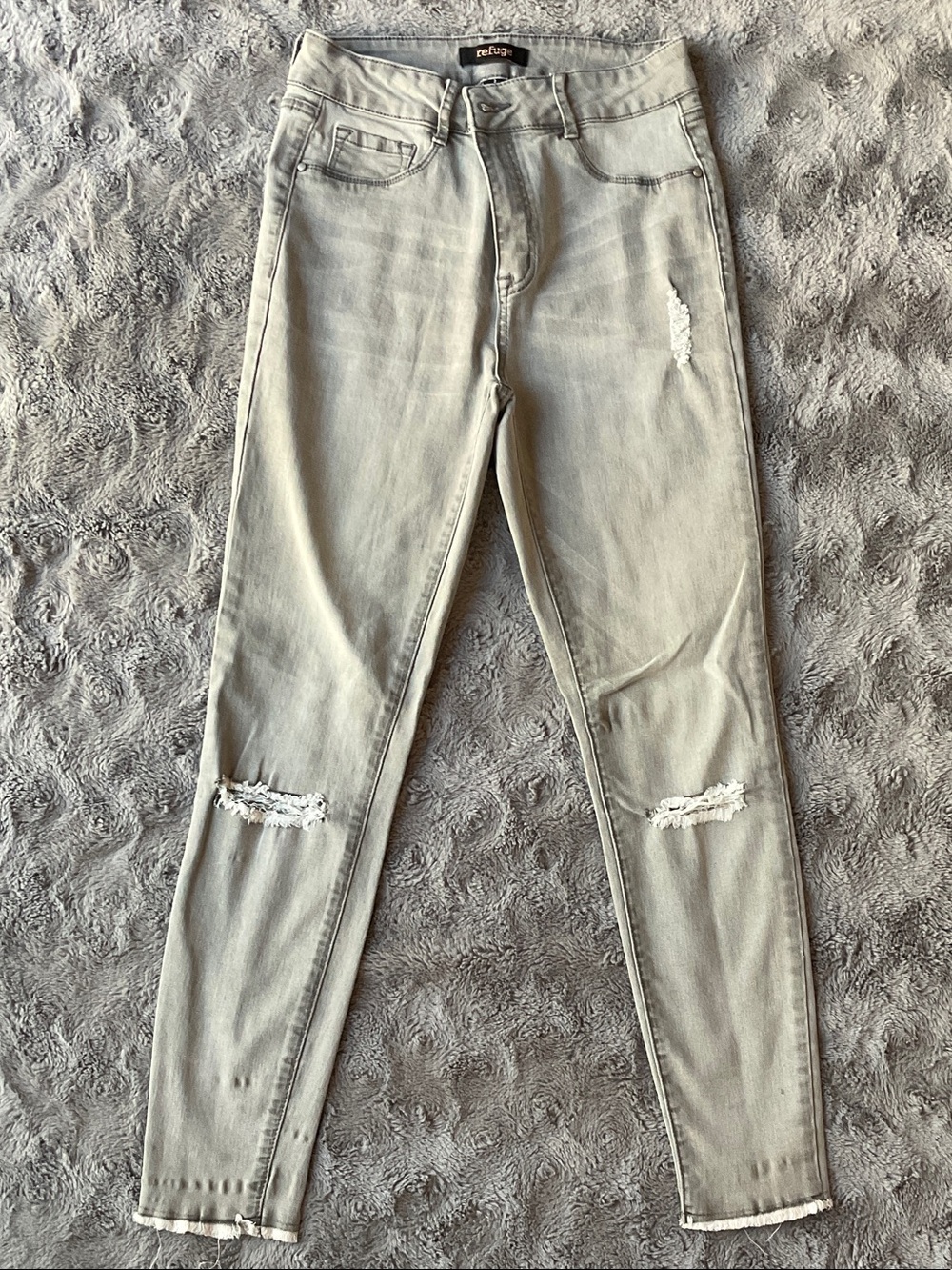 refuge Light Gray Distressed Cropped Jeans